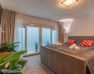 Comfortabele slaapkamer in Landhuis Het Oude Dijkje, vakantiehuis De Koog, Texel, met groot bed en serene sfeer.