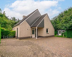 Entrance to Holiday home Honeysuckle 31, De Koog, Texel, with spacious driveway and surrounding nature.