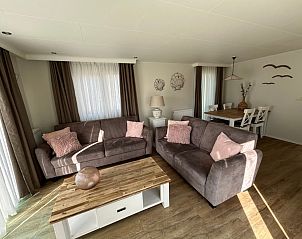 Gemtliches Wohnzimmer von Chalet Bregkoog 213, Chaletpark Bregkoog in De Koog Texel, mit bequemen Sofas.