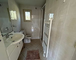 Stilvolles Badezimmer im Chalet Bregkoog 213, Chaletpark Bregkoog auf Texel, mit Dusche und Waschbecken.