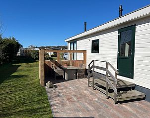 Sonnige Terrasse des Chalet Bregkoog 213, Chaletpark Bregkoog, De Koog Texel, ideal zum Entspannen im Freien.