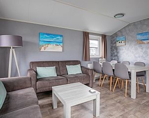 Cozy living room of Chalet Bregkoog 7 in De Koog, Texel with comfortable seating area at Chaletpark Bregkoog.