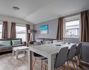 Dining area in Chalet Bregkoog 7, De Koog, Texel with modern decor and lots of natural light.