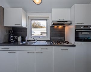 Fully equipped kitchen of Chalet Bregkoog 7, De Koog, Texel with modern appliances.