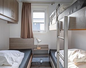 Bedroom with bunk beds in Chalet Bregkoog 7, De Koog, Texel on Chaletpark Bregkoog.