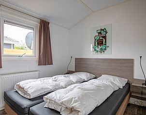 Master bedroom of Chalet Bregkoog 7 in De Koog, Texel with comfortable double bed.