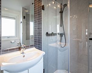 Modern bathroom of Chalet Bregkoog 7 in De Koog, Texel with spacious shower and stylish finish.