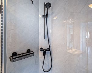 Walk-in shower in Chalet Bregkoog 7, De Koog, Texel with modern shower head and luxurious look.