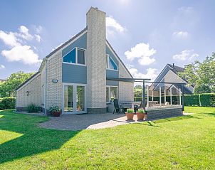 Exterior of Holiday home Honeysuckle 75 in De Koog, Texel with spacious garden and terrace.