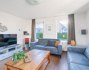 Bright living room in Holiday home Honeysuckle 75, De Koog, Texel with modern furnishings.