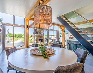 Dining area in Villa 193, De Koog, Texel, with round table and atmospheric lighting, ideal for cozy dining.