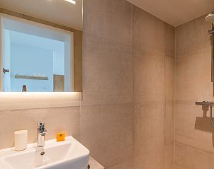 Stylish bathroom of Orchismient 17 vacation home in De Koog Texel with modern shower.