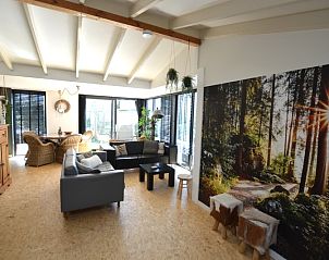 Gerumiges Wohnzimmer des Ferienhauses Hoog Koog 8 in De Koog Texel mit viel natrlichem Licht.