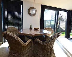 Ferienhaus Hoog Koog 8 in De Koog Texel mit Liegesthlen und Blick auf den grnen Garten.