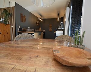 Essecke im Ferienhaus Hoog Koog 8, De Koog Texel, mit stilvollen Korbsesseln.