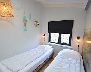 Schlafzimmer im Ferienhaus Hoog Koog 8 in De Koog Texel mit zwei Einzelbetten.