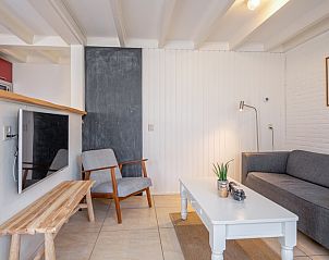 Stylish sitting area in vacation home 32b Pollux, De Koog, Texel with wooden elements.