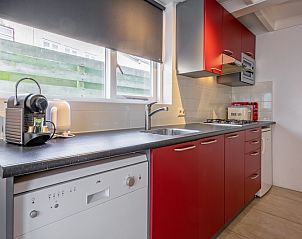 Functional kitchen with modern appliances in 32b Pollux, De Koog, Texel.
