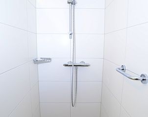 Simple and modern bathroom in vacation home 32b Pollux, De Koog, Texel.