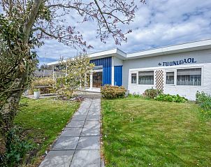 Plevierstraat 24 - Tuunwoal, vacation home in De Koog, Texel with green garden and inviting path.