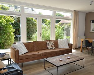 Spacious living room overlooking garden in Plevierstraat 24 - Tuunwoal vacation home, De Koog, Texel.