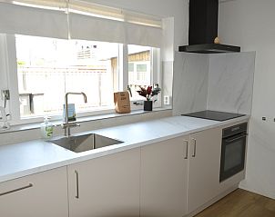 Bright kitchen with large window in Plevierstraat 24 - Tuunwoal vacation home, De Koog, Texel.