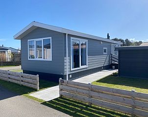 Sonniger Auenbereich des Chalets Bregkoog 94 im Chaletpark Bregkoog, De Koog, Texel.