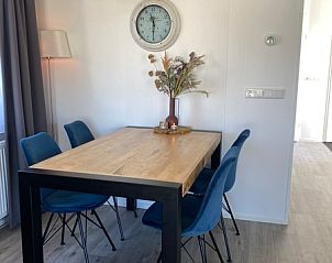 Gemtliches Wohnzimmer im Chalet Bregkoog 94, De Koog, Texel mit bequemem Sofa im Chaletpark Bregkoog.