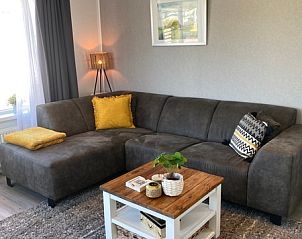 Speisesaal im Chalet Bregkoog 94, De Koog, Texel mit Holztisch und blauen Sthlen im Chaletpark Bregkoog.