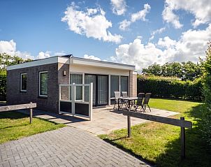 Ferienhaus Bungalow 19A in De Koog, Texel mit groem Auenbereich und bequemen Sitzgelegenheiten auf der Terrasse.