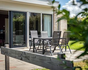 Veranda von Bungalow 19A in De Koog, Texel mit modernem Gartentisch und Sthlen, perfekt fr ein Essen im Freien auf den Watteninseln.