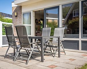 Terrasse von Bungalow 19A in De Koog, Texel mit Glasschiebetren zum Innenraum, ideal fr einen Urlaub in der Natur.