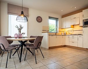 Essecke und Kche von Bungalow 19A in De Koog, Texel, mit moderner Ausstattung, ideal fr einen kulinarischen Urlaub.