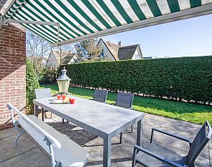 berdachte Terrasse des Ferienhauses De Schutstal in De Koog, Texel.