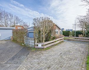 Eingang zum Ferienhaus De Schutstal in De Koog, Texel mit Einfahrt.