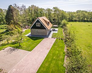 Luftaufnahme von Landhuis De Wije Blick, Ferienhaus in De Koog, Texel, mit groem Garten und waldreicher Umgebung.
