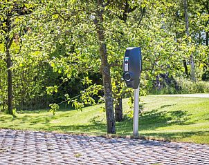 Ladestation fr Elektroautos im Landhuis De Wije Blick, Ferienhaus in De Koog, Texel, umgeben von Natur.