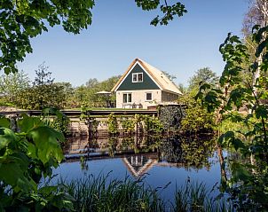 Rustikale Umgebung von Landhuis De Wije Blick, Ferienhaus in De Koog, Texel, mit Teich und grner Natur.