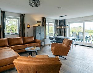 Gemtliches Wohnzimmer des Landhuis De Wije Blick, Ferienhaus in De Koog, Texel, mit komfortabler Sitzecke.