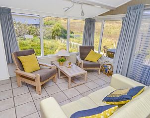 Gemtliches Wohnzimmer von Achter de Brem in De Koog, Texel, mit Blick auf den Garten.