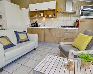 Moderne Kche im Ferienhaus Achter de Brem, De Koog, Texel, mit gemtlicher Sitzecke.