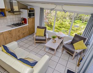 Helles Wohnzimmer in Achter de Brem, De Koog, Texel, mit Blick auf die grne Umgebung.