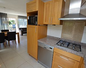 Fully equipped kitchen in Holiday home Stappeland 163, De Koog, Texel, with wooden cabinets and modern appliances.
