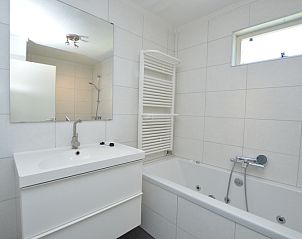 Luxury bathroom of Holiday home Stappeland 163, De Koog, Texel, with modern amenities and a spacious bathtub.