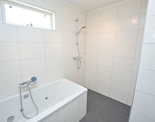 Stylish shower and bath in Holiday home Stappeland 163, De Koog, Texel, for ultimate comfort and relaxation.