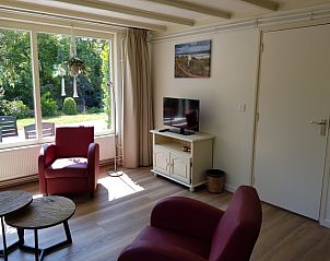 Sitting area in Bungalow 5100, De Koog, Texel with garden view.