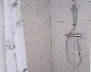 Modern shower in Bungalow 5100, De Koog, Texel with white tiles.
