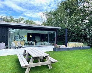 De Koerie vacation home in De Koog Texel with spacious garden and terrace, ideal for relaxation on the Wadden Islands.