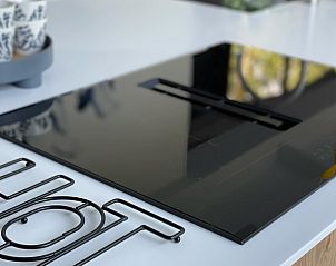 Sleek cooktop in De Koerie vacation home De Koog Texel kitchen, ideal for culinary adventures.