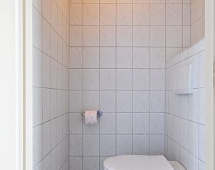 Neatly furnished toilet room in Motel Texel Apartment (W), De Koog, with modern amenities.